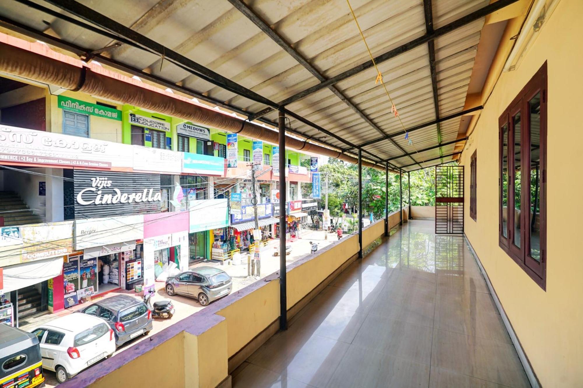 SPOT ON 91925 Lekshmi Rooms&Villas Mavelikara Esterno foto